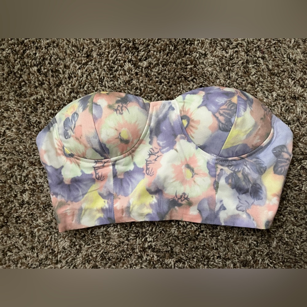 Strapless, back zip and clasp top